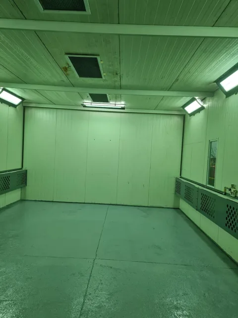 Interior iluminado de la cabina