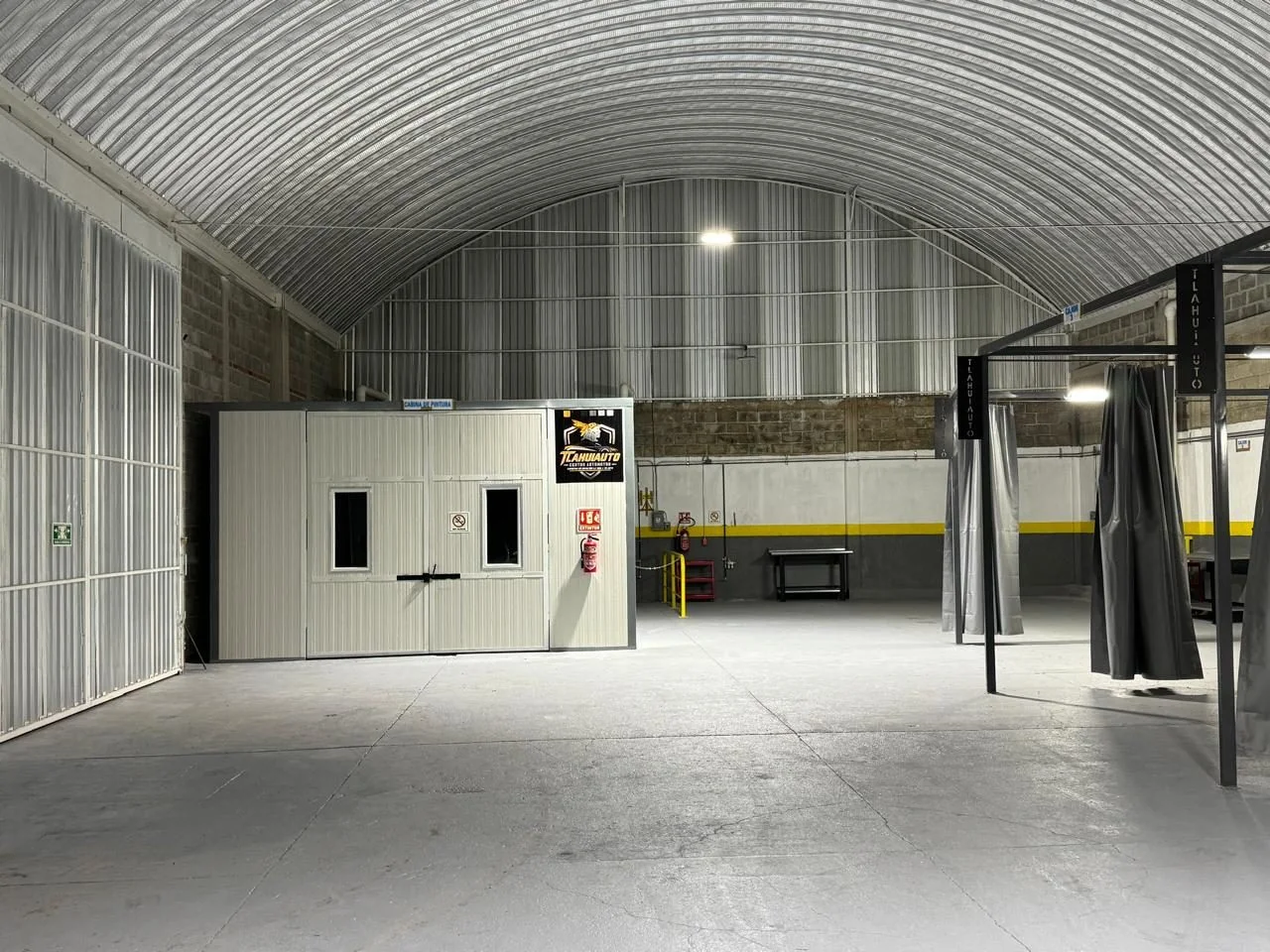 Nave de Tlahuiauto con cabina de pintura y áreas de trabajo